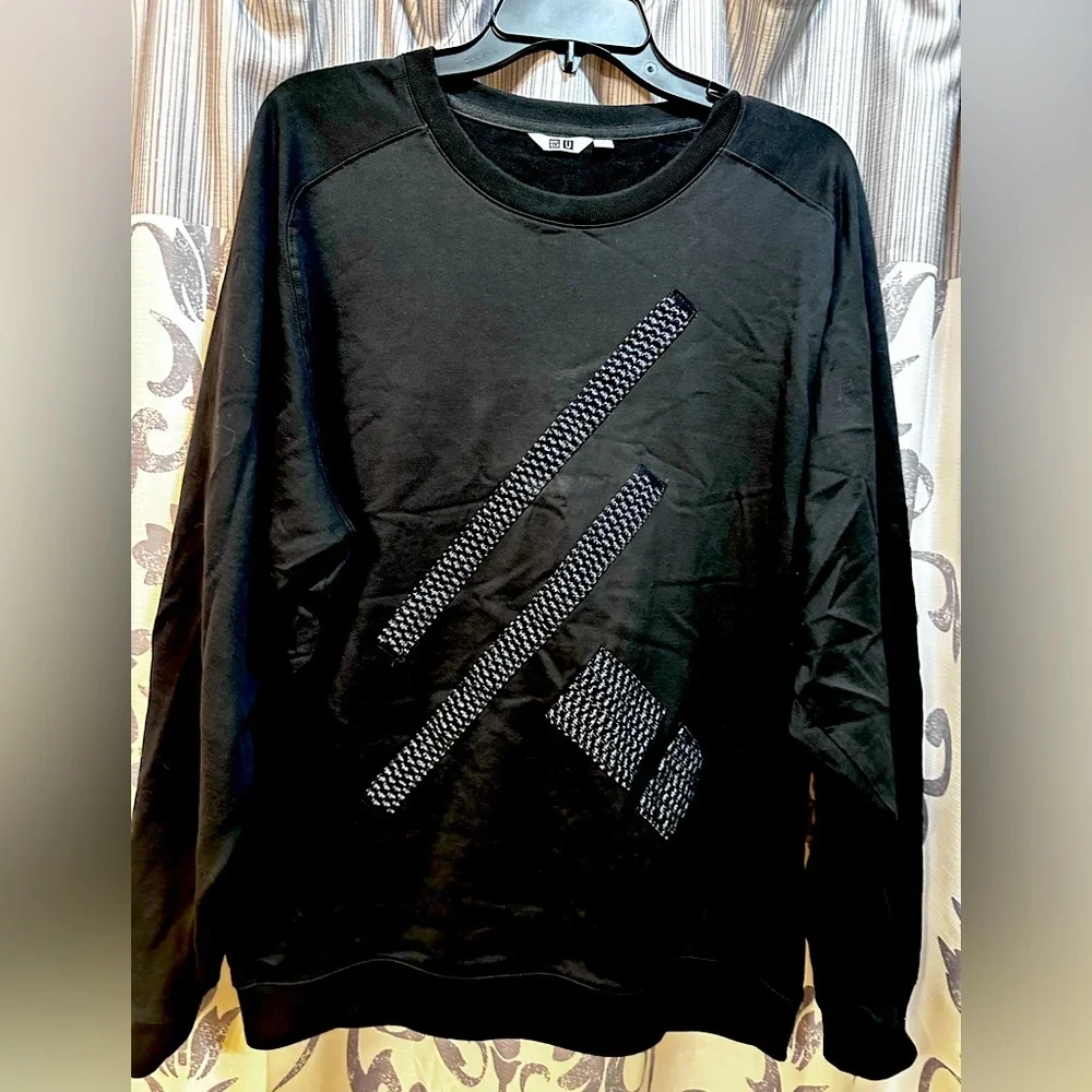 EUC Uniqlo Crewneck Black Sweater Solid Knit Size L‎